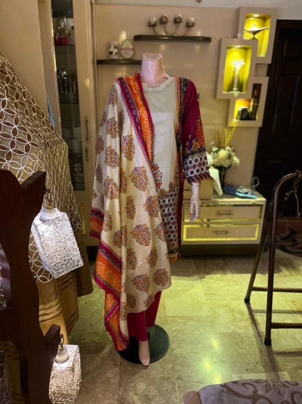 Bagheecha is a breezy 3-piece stitched dress perfect for summers.