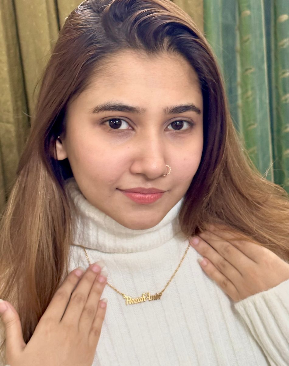 Personalized Elegance: Fizzah Amir’s Close-Up with the Double Name Necklace