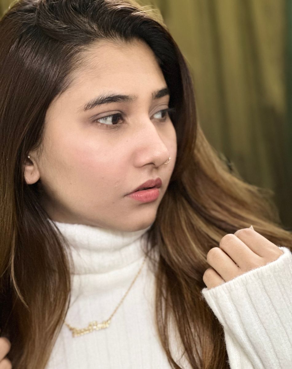 Fizzah Amir’s Mysterious Charm and the Double Name Necklace