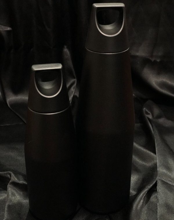 Two Zen Flasks in Black, one 1080ml and one 580ml, showcasing their sleek design and convenient handles in different sizes.