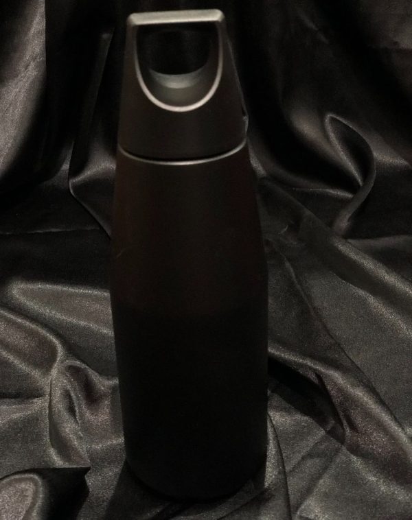 The Zen Flask in Black, a 580ml stainless steel water bottle with a sleek design and convenient handle.