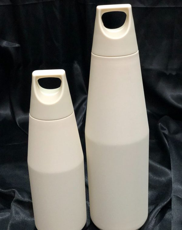 Two Zen Flasks in Vanilla, one 1080ml and one 580ml, showcasing their sleek design and convenient handles.