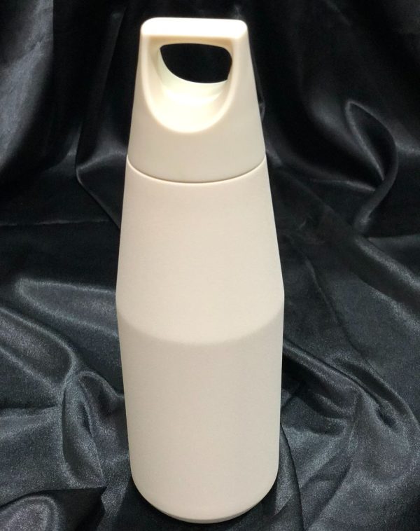 The Zen Flask in Vanilla, a 580ml stainless steel water bottle with a sleek design and convenient handle.