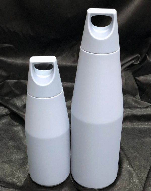 The Zen Flask in Light Gray, shown in both 580ml and 1080ml sizes, showcasing its sleek design and convenient handle.