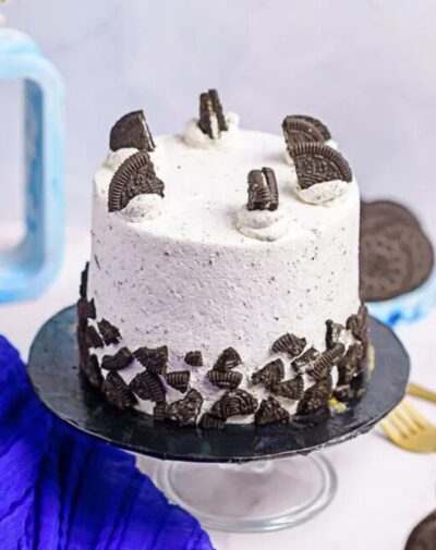 Cookies & Cream cake – Rich chocolate sponge with creamy cookie frosting and Oreo topping from J’s Store