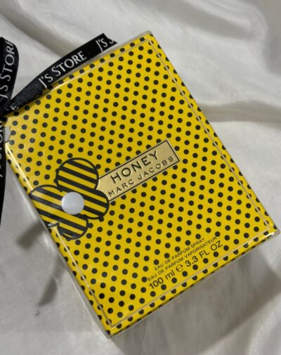 Marc Jacobs Honey 100 ml bottle with butterfly and pearl design from J’s Store.