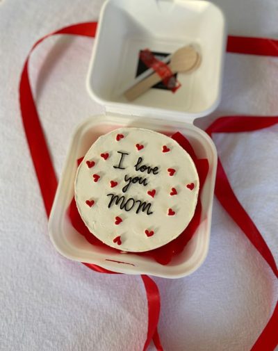 The Minimalist Heart Mother’s Day Cake featuring elegant white frosting and pink cursive text from J’s Store.